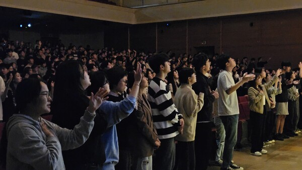 ▲찬양하는 연세대학교 학생들. ⓒ데일리굿뉴스