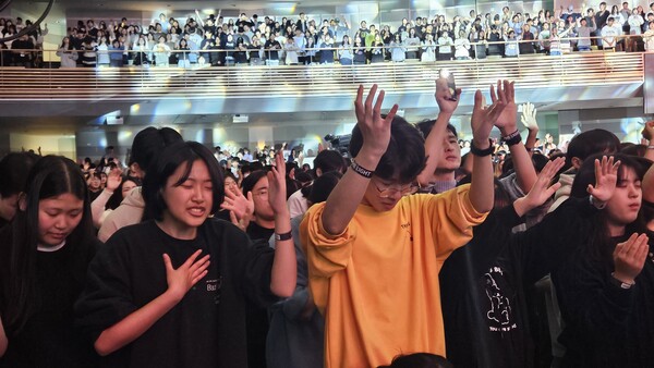 ▲제 2차 더라이트 집회 속에 기도하는 청소년들. ⓒ데일리굿뉴스