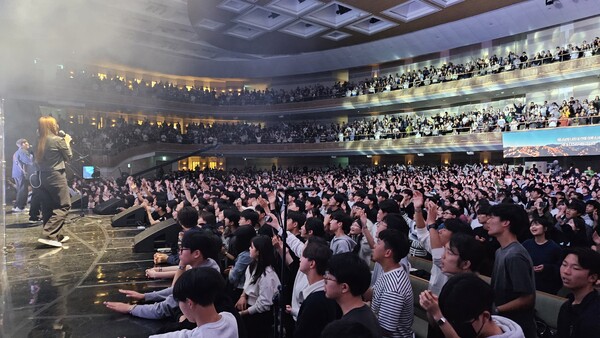 ▲학생들이 강단 앞까지 뛰어나와 찬양하는 모습. ⓒ데일리굿뉴스