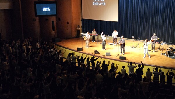 ▲연세연합예배 현장에서 600여 명의 학생들이 모여 찬양하고 있다. ⓒ데일리굿뉴스