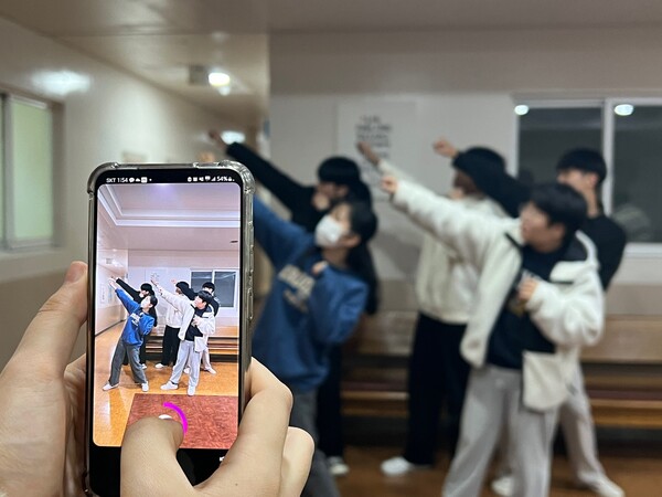 ▲인천의 한 교회 청소년들이 '크리스천 댄스 챌린지' 영상을 촬영하고 있다. ⓒ데일리굿뉴스