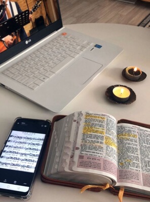 ▲ 온라인 예배를 드리는 모습. (사진출처 = 연합)