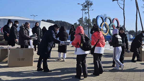 ▲강릉 빙상 경기장 앞에서 전도하고 있는 목회자들.
