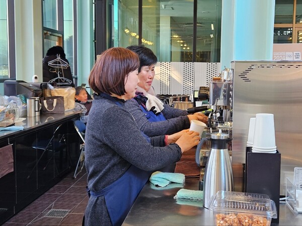 ▲강릉 지역 사모들이 나서 미션하우스 운영을 돕고 있다.