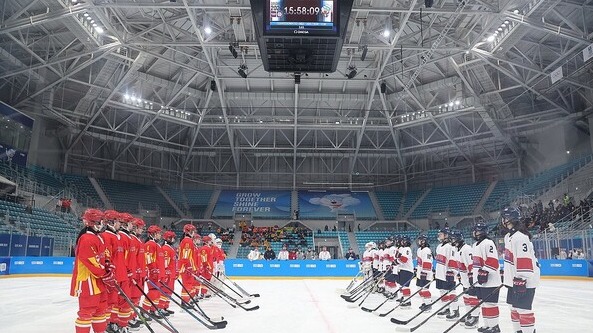 ▲아이스하키 여자 3대3 한국과 중국 선수들.(사진출처 = 연합)