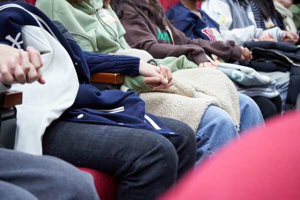 ▲한 대학의 종강예배에서 학생들이 손을 잡고 기도하는 모습. 