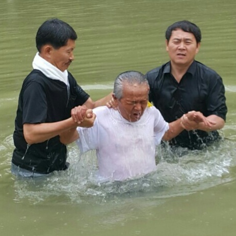  ▲이원용 목사(오른쪽)가 복음을 받아들인 노숙인에게 침례를 베풀고 있다. ⓒ데일리굿뉴스