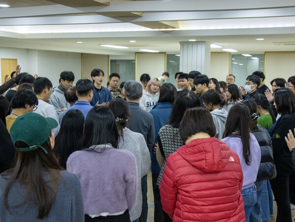  ▲‘2024동아시아기독청년대회’에서 한·중·일 크리스천 청년들이 한 목소리로 기도하고 있다. ⓒ데일리굿뉴스