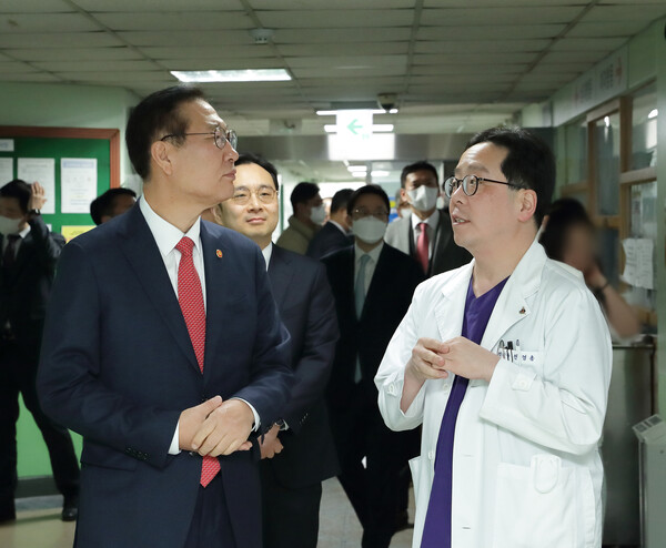 박성재 장관이 인천참사랑병원을 방문해 천영훈 병원장의 설명을 듣고 있다. (사진=법무부)