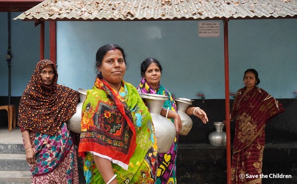 ▲ 방글라데시 사트키라 지역 여성들이 탄소저감 식수시설을 이용해 물을 뜨고 있다. (사진제공=세이브더칠드런)