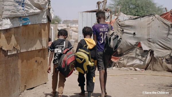 ▲ 예멘 라히즈주 난민캠프에서 걸어가는 아동들. (사진제공=-세이브더칠드런)