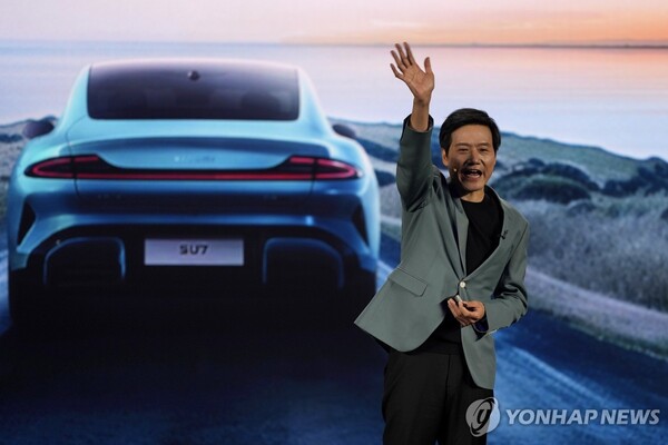 전기차 SU7 출시 설명하는 레이쥔 샤오미 CEO