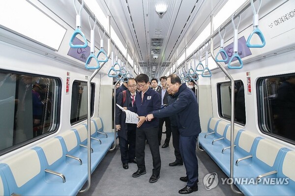 박상우 국토교통부 장관이 28일 서울 강남구 수도권 광역급행철도 A노선(GTX-A) 수서역을 찾아 이용자 안전 및 편의성 최종 점검을 하고 있다. 