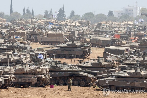 9일(현지시간) 이스라엘 남부 가자지구 분리장벽 인근에 이스라엘군 탱크와 장갑차들이 집결해 있다. 이날 이스라엘군은 하마스의 최후 보루로 여겨지는 가자지구 최남단 도시 라파에서 민간인 15만명이 대피했다고 밝혔다.