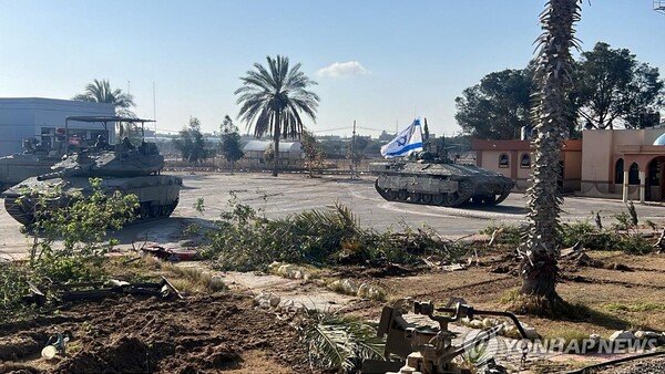 이스라엘군 탱크들이 7일(현지시간) 라파 국경검문소의 가자지구 쪽 구역에서 작전 중이다. 이날 이스라엘군은 401기갑여단이 가자지구 최남단 도시 라파의 팔레스타인쪽 국경검문소를 장악했다고 밝혔다.