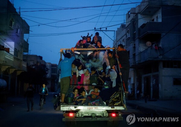 9일(현지시간) 트럭에 올라타고 라파를 떠나는 팔레스타인 주민들