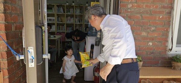 ▲문 선교사는 교회 공실을 활용해 이주민 자녀들을 위한 작은 도서관도 운영하고 있다.  ⓒ데일리굿뉴스