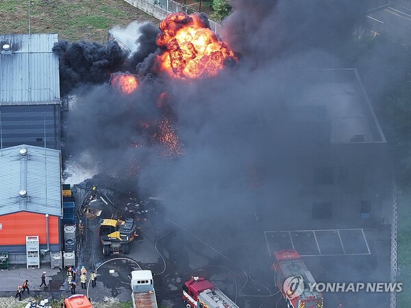  ▲ 5일 오전 경기도 화성시 전곡산업단지 내 한 잉크 제조공장에서 불이 나 소방관들이 진화작업을 하고 있다. (사진출처=연합뉴스)