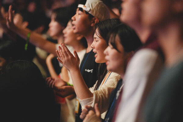 ▲한 청년이 찬양하는 모습. ⓒ데일리굿뉴스DB