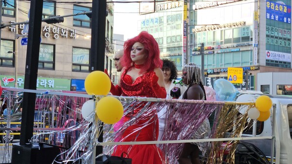 ▲퀴어축제 퍼레이드 속 여장한 드래그퀸의 모습.ⓒ데일리굿뉴스