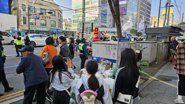 ▲길을 가던 중 퀴어퍼레이드를 구경하는 초등학생들.ⓒ데일리굿뉴스