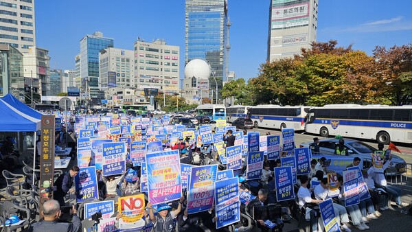 ▲손피켓을 들고 있는 참석자들의 모습.ⓒ데일리굿뉴스