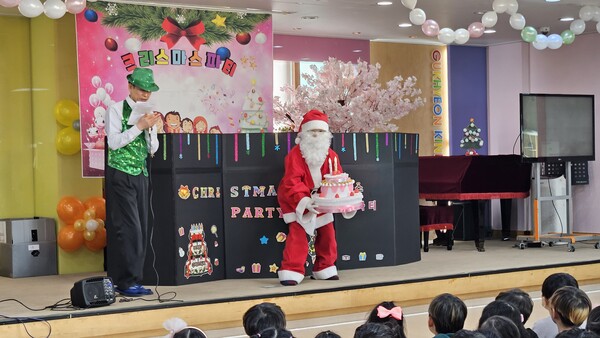 ▲인천의 한 유치원을 찾은 산타가 크리스마스의 주인공은 예수임을 알려주고 있다. ⓒ데일리굿뉴스