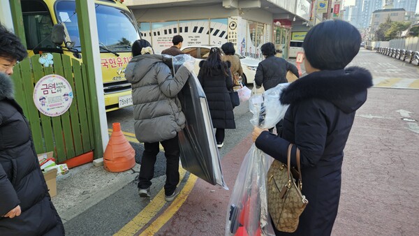 ▲한국어린이전도협회 인천지회 교사들이 각종 소품을 들고 유치원을 방문하는 모습. ⓒ데일리굿뉴스