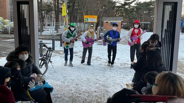 ▲2022년 성탄절, 인천 부평구의 한 공원에서 크리스마스 파티 전도를 진행하고 있는 모습. ⓒ데일리굿뉴스