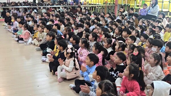 ▲현장에 참석한 어린이들이 신나게 크리스마스 캐럴을 따라 부르고 있다. ⓒ데일리굿뉴스