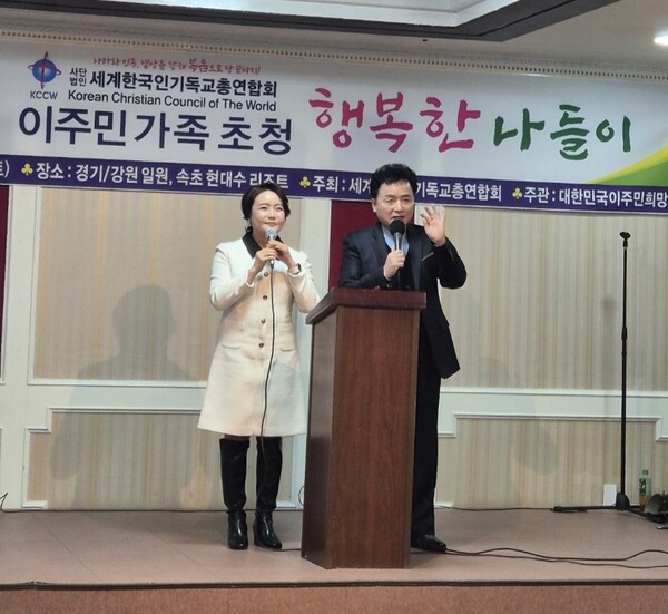  ▲찬양사역자 이평찬 목사와 나경화 목사가 찬양과 캐럴 공연을 하고 있다.ⓒ데일리굿뉴스