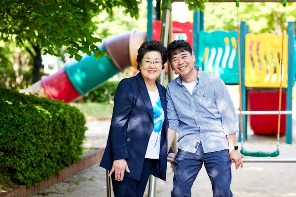  ▲환하게 웃고 있는 최초의 신장기증인 모자로 기록된 엄해숙·윤현중 씨 모자.ⓒ데일리굿뉴스