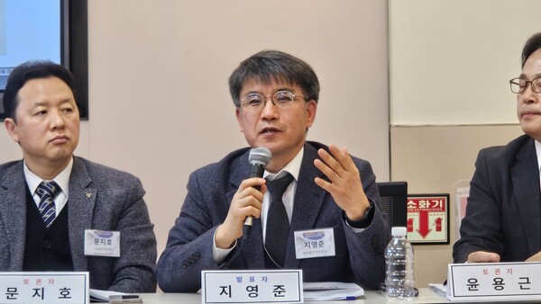 ▲지영준 변호사가 '성전환 수술없는 성별정정 하급심 법원 결정례 현황'을 제목으로 발제했다. ⓒ데일리굿뉴스