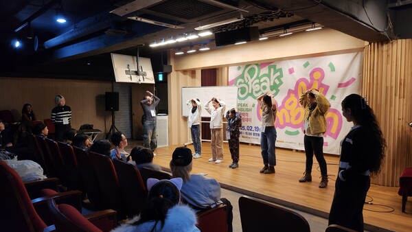  ▲6세 이상 자녀가 있는 다문화 가정들을 대상으로 실시하는 부산외국어대학교 RIS시민영어교육센터의 영어로만 대화하는  ‘시끌벅적 밍글링데이’ 교육 모습.ⓒ데일리굿뉴스