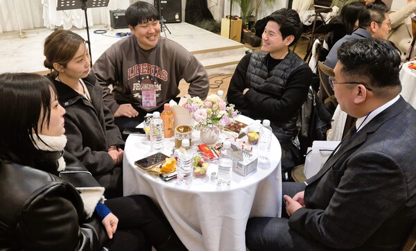 ¡ãÁö³ 11ÀÏ ¿¸° Å©¸®½ºÃµ CEO ¸ðÀÓ 'Å©»çÀå'¿¡ Âü¼®ÇÑ ±â¾÷ÀεéÀÌ ¼·Î °íÃæÀ» ³ª´©°í ÀÖ´Ù.¨Ïµ¥Àϸ®±Â´º½º