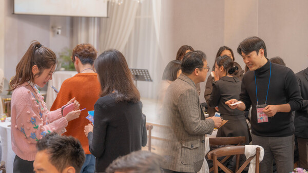 ¡ã'Å©»çÀå' Âü¼®ÀÚµéÀÌ ¼·Î ¸íÇÔÀ» ÁÖ°í ¹ÞÀ¸¸ç ÀλçÇϰí ÀÖ´Ù.(Å©»çÀå Á¦°ø)