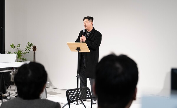 ¡ãÁö³ 12¿ù Å©»çÀå ¸ðÀÓ¿¡¼ ¸»¾¸À» ÀüÇÏ´Â ±èµ¿Àº ±×¸®½ºµµÀǸö±³È¸ Àüµµ»ç.(Å©»çÀå Á¦°ø)