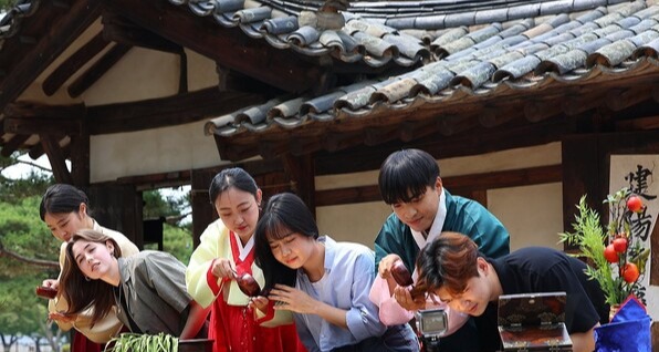 ▲서울 종로구 국립민속박물관 내 오천댁에서 외국인 유학생들이 창포물 머리 감기를 체험하고 있다.(사진출처=연합뉴스)