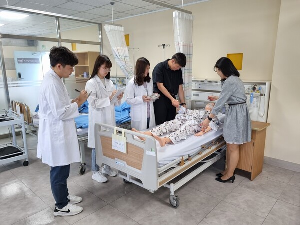 ▲요양보호 실무 교육을 진행하고 있다.(안산대 에이블자립학과 제공)