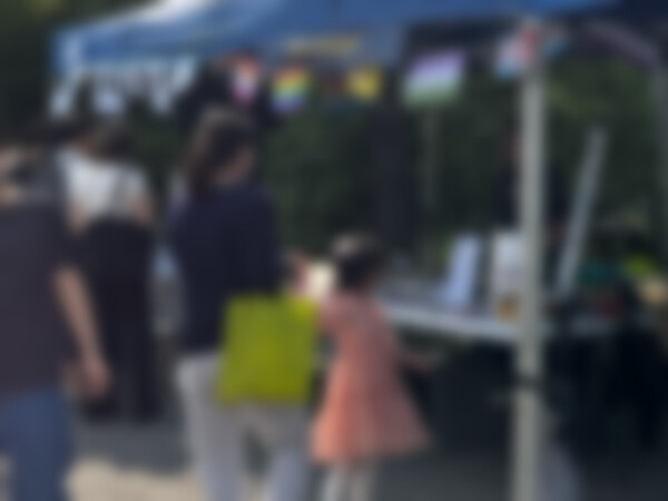 ▲이화여자대학교 축제 현장. 퀴어 용품 부스를 엄마와 함께 온 한 아이가 보고 있다.ⓒ데일리굿뉴스