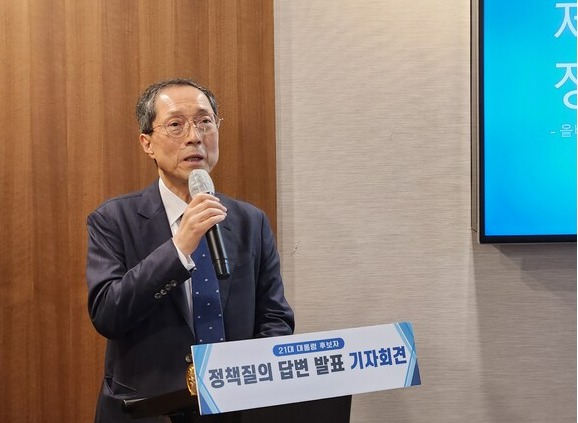 ▲올바른대통령을원하는단체연합은 23일 서울 중구 프레스센터 국화실에서 '제21대 대통령선거 정책질의 결과 '기자회견을 개최했다. 사진은 진평연 집행위원장인 길원평 교수.ⓒ데일리굿뉴스