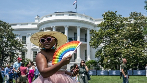 2023년 6월 10일(현지시간) 미국 워싱턴DC 백악관에서 열린 프라이드 먼스 기념 행사에서 참석자가 무지개 문양의 부채를 든 채 즐기고 있다.(사진출처=연합뉴스)