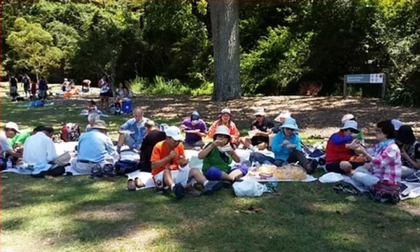  ▲기독교사회복지를 실천하는 김장대 목사가 대표로 있는 호주호스피스협회가 주최한 암환우를 위한 바닷가 걷기 참가자들이 각자가 가져온 음식으로 만든 철판볶음밥으로 애찬을 나누고 있다. ⓒ데일리굿뉴스