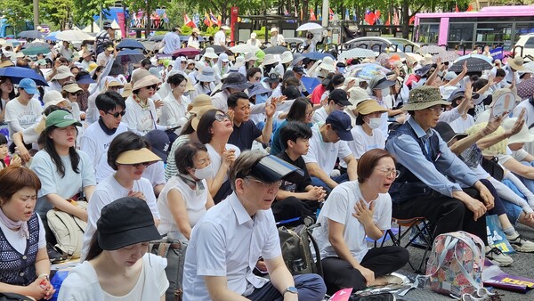▲기도하는 참석자들. ⓒ데일리굿뉴스