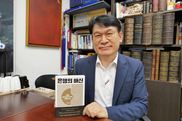 ▲지난 25일 여의도 사무실에서 만난 심영철 작가.ⓒ데일리굿뉴스