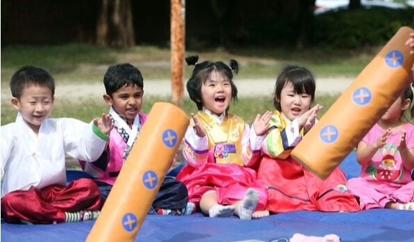 ▲한복을 입은 어린이들이 윷놀이를 하며 활짝 웃고 있다. 사진은 기사와 직접적 연관이 없음.(사진출처=연합뉴스)