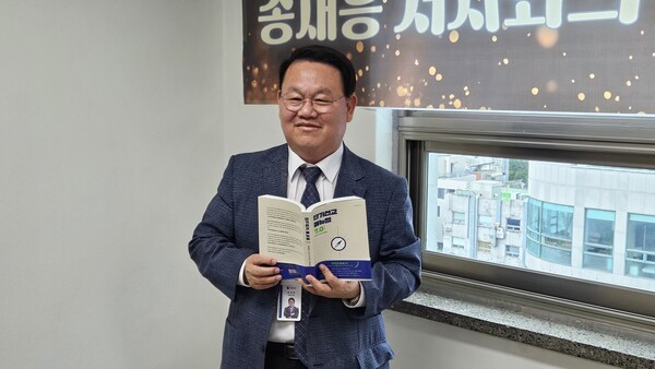 ▲'단기선교 매뉴얼 7.0'의 저자 송재흥 선교사. ⓒ데일리굿뉴스