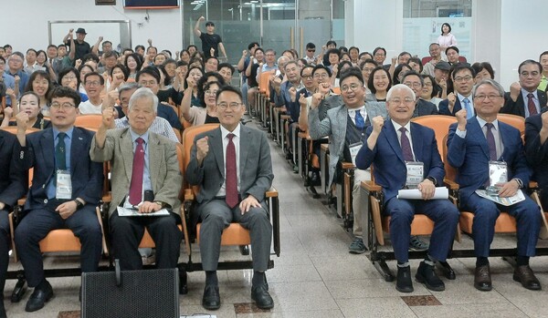  ▲미래목회포럼, 기독교통일포럼, 선교통일한국협의회, (사)북한기독교총연합회, 북한사역목회자협의회, 한국교회통일선교교단협의회, 쥬빌리통일구국기도회 등 7개 연합기관 공동 주최로 15일 여의도순복음교회 세계선교센터에서 개최된  ‘통일선교연합컨퍼런스’ 참석자들의 기념사진 촬영 모습.ⓒ데일리굿뉴스