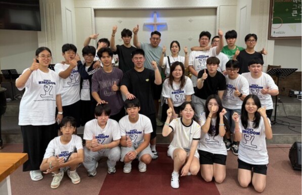 ▲박준태 목사(맨 뒷줄 가운데)와 안양초대교회 학생들.(본인 제공) 