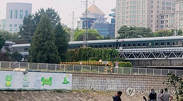  ▲2일 중국 베이징역 인근에 김정은 북한 국무위원장이 탑승한 것으로 추정되는 전용 열차가 지나가고 있다. 전날 평양에서 출발한 김 위원장은 이날 새벽 국경을 통과한 것으로 알려졌다.(사진출처=연합뉴스)